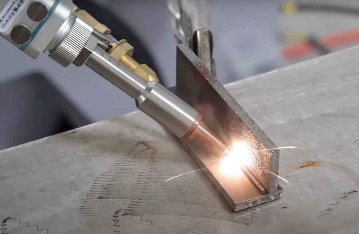 Mașină de sudură laser portabilă Producător OEM Personalizare 2 ani garanție 2 Mașină de sudură laser portabilă Producător OEM Personalizare 2 ani garanție (1)