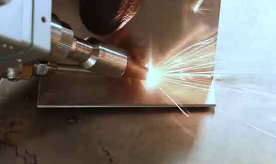 Handheld Laser Welding Machine Producător OEM Personalizare 2 ani garanție 3 Mașină de sudură laser portabilă Producător Personalizare OEM Garanție de 2 ani (2) (2)