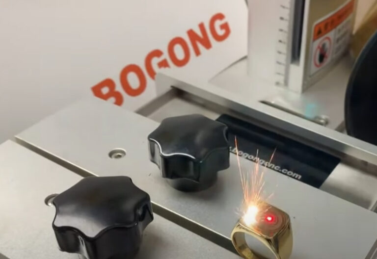 Macchine per l'incisione laser nell'industria della moda e della pelle 2 Macchine per l'incisione laser nell'industria della moda e della pelle 7