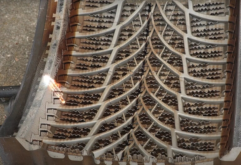 Pulse Laser Cleaning Machine for Injection Mold Maintenance 2 Pulse-Laser-Cleaning-Machine-for-Injection-Mold-Maintenance-4