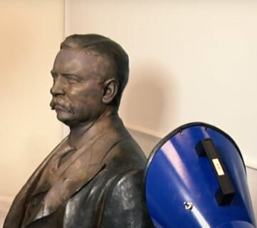 Precision-Laser-Cleaning-for-Cultural-Relics-&-Bronze-Statues-2 Precision-Laser-Cleaning-for-Cultural-Relics-&-Bronze-Statues-2