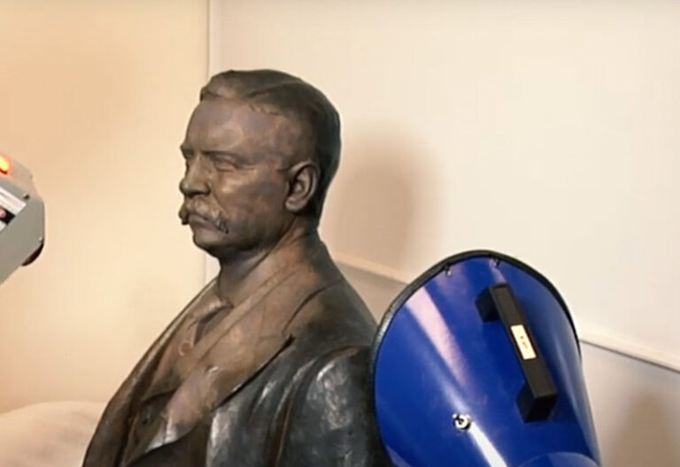 Precision Laser Cleaning for Cultural Relics & Bronze Statues 3 Precision-Laser-Cleaning-for-Cultural-Relics-&-Bronze-Statues-2